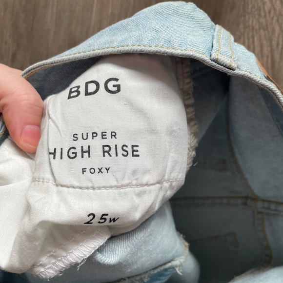 NEW BDG / SUPER HIGH RISE FOXY DENIM SHORTS - Picture 3 of 4